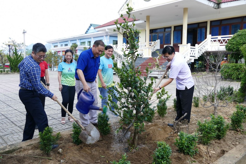 Ông Đặng Minh Thảo - Bí thư Huyện ủy (áo trắng), ông Hồ Văn Thịnh - Phó Chủ tịch Huyện (áo xanh) và ông Nguyễn Tấn Dũng - Chủ tịch Công đoàn Cơ sở BSR (áo kẻ ca rô) tham gia trồng cây tại Khu di tích Bảo tàng Khởi nghĩa Trà Bồng.