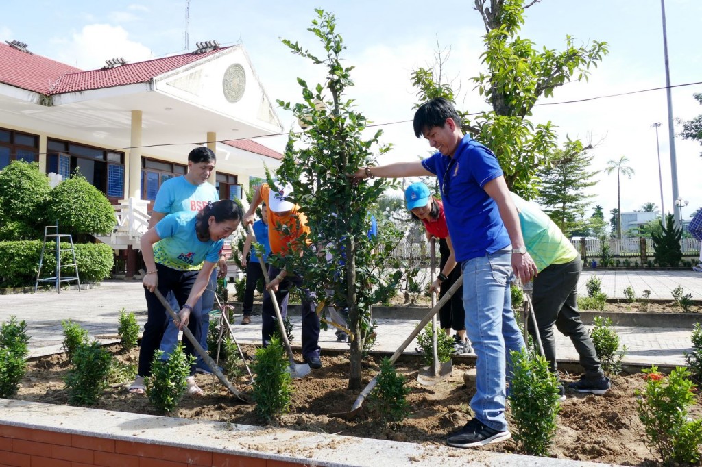 CBCNV Công ty BSR tham gia trồng cây tại khuôn viên Khu di tích Bảo tàng Khởi nghĩa Trà Bồng.