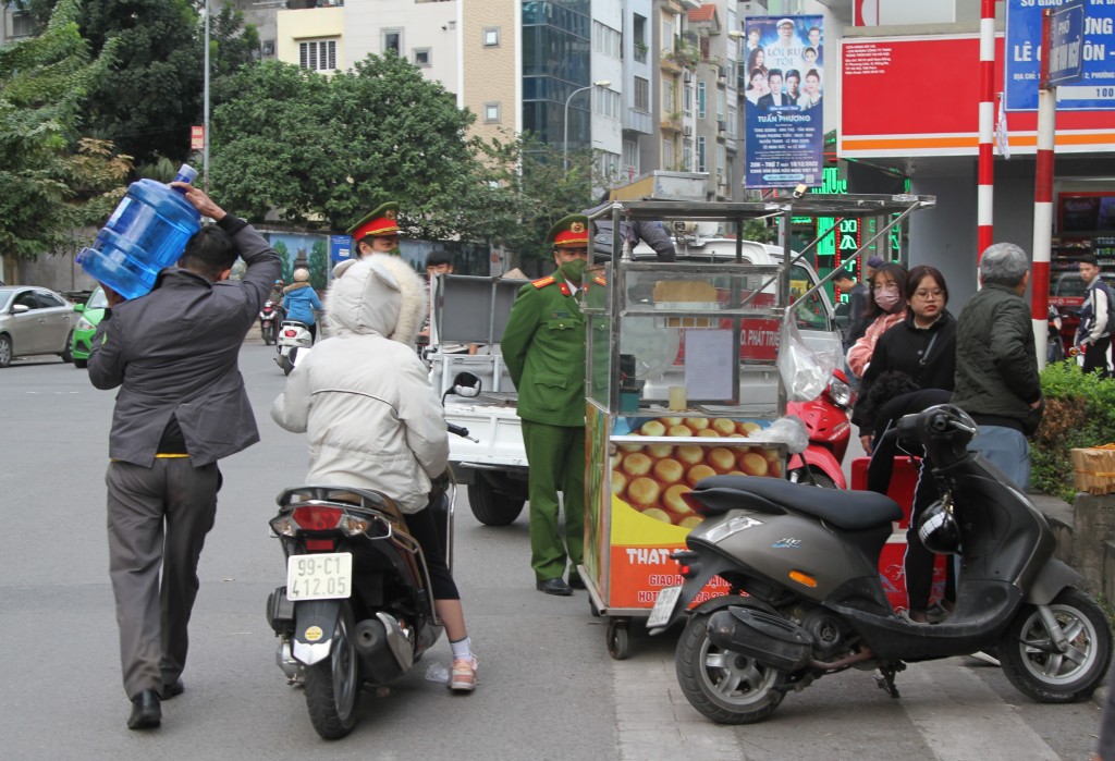 Nhắc nhở, thu giữ hàng rong lấn chiếm