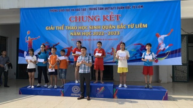 Lãnh đạo Trung tâm Văn hóa Thông tin và Thể thao quận Bắc Từ Liêm trao giải cho các vận động viên.