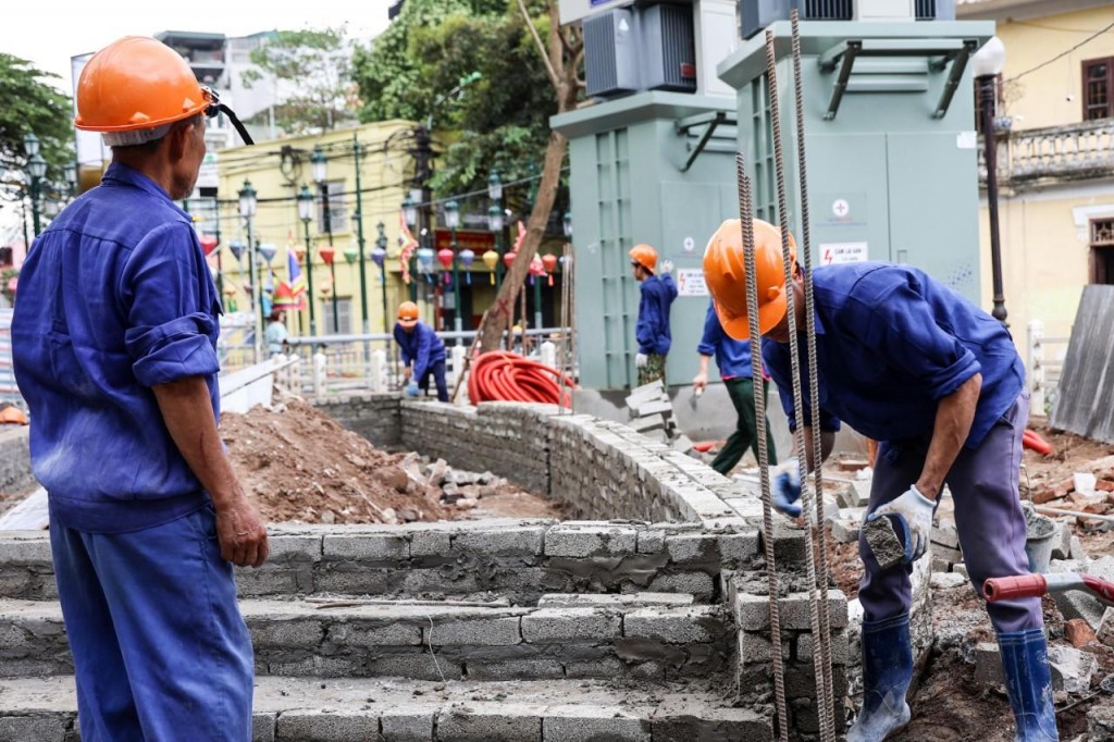 Quận Ba Đình đã tổ chức khảo sát, lấy ý kiến toàn bộ các hộ gia đình trong khu vực. Trong tổng số 338 phiếu đóng góp ý kiến, có 330 phiếu đồng tình (đạt 97,6%) và 8 phiếu không đồng tình (2,4%).