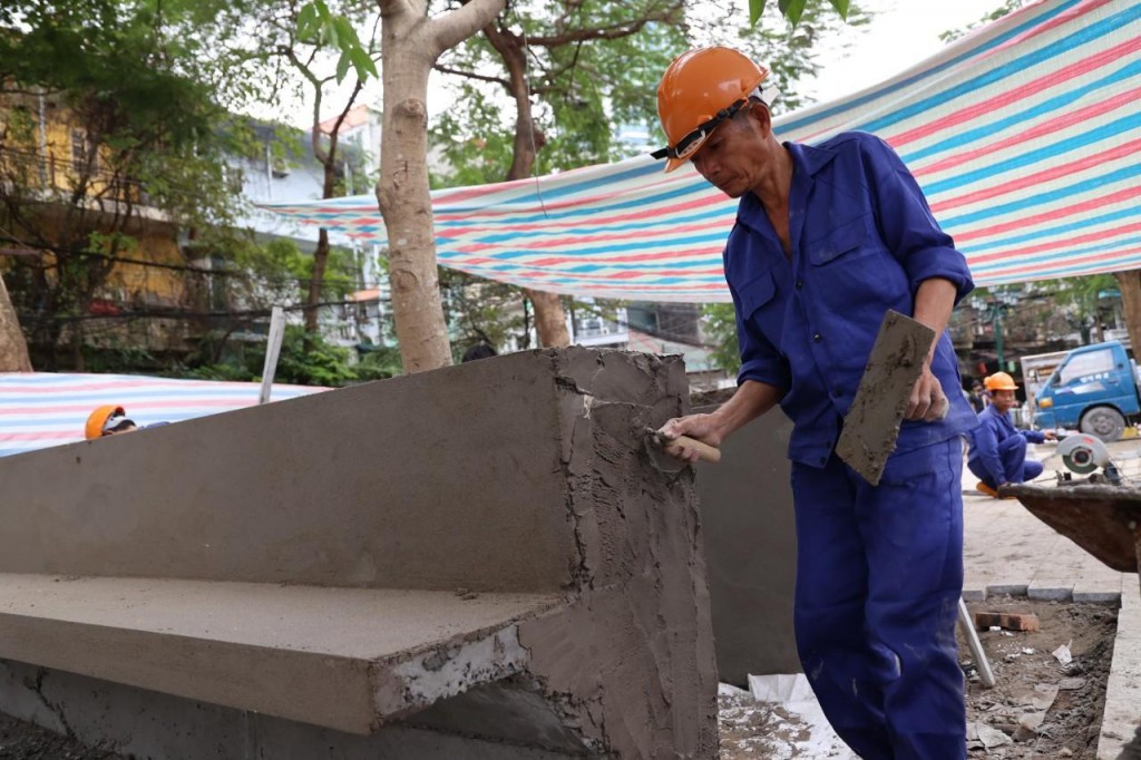 Chính quyền phường Trúc Bạch đang cho chỉnh trang lại đường, vỉa hè, cải tạo cảnh quan phố đi bộ, sơn kẻ vạch đường các tuyến phố; Lắp đặt biển thông tin, biển chỉ dẫn... Chính quyền phường Trúc Bạch đang cho chỉnh trang lại đường, vỉa hè, cải tạo cảnh quan phố đi bộ, sơn kẻ vạch đường các tuyến phố; Lắp đặt biển thông tin, biển chỉ dẫn...