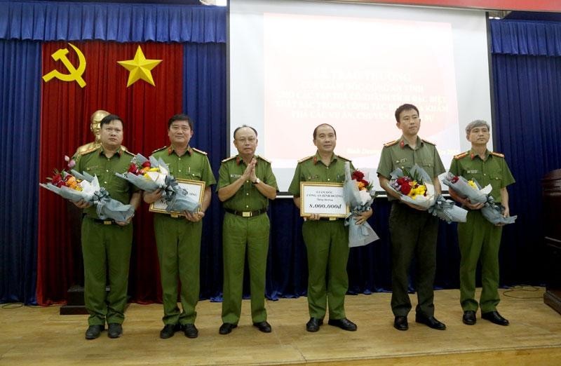 Đại tá Trần Văn Chính, Phó Giám đốc, Thủ trưởng Cơ quan Cảnh sát điều tra Công an tỉnh Bình Dương trao khen thưởng và biểu dương các đơn vị