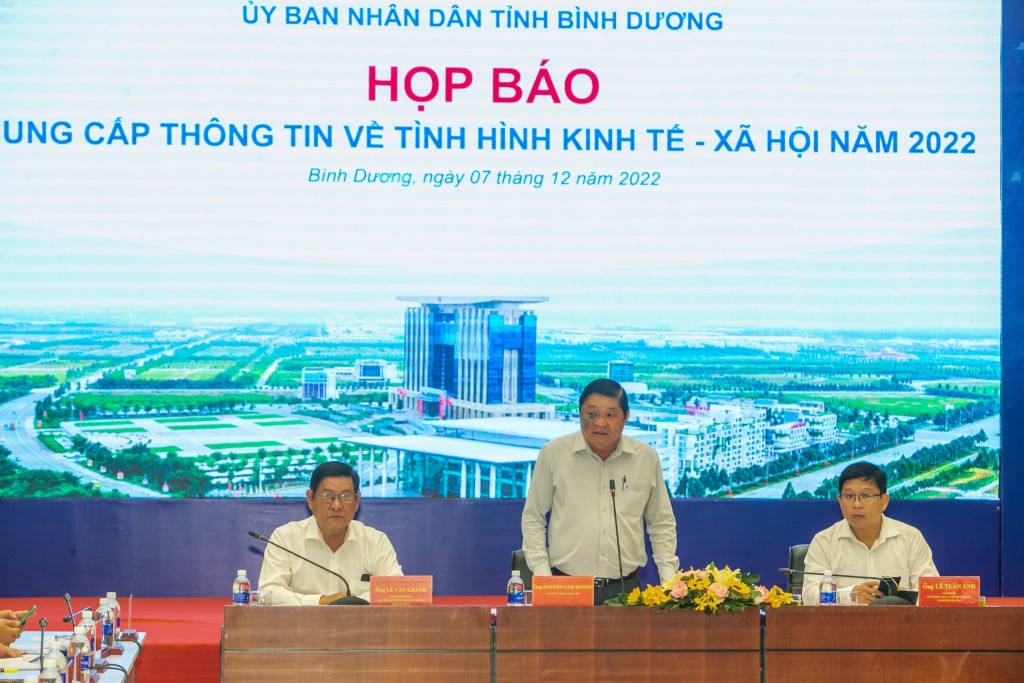   Ông Nguyễn Tầm Dương – Chánh Văn phòng UBND tỉnh phát biểu kết luận buổi họp báo