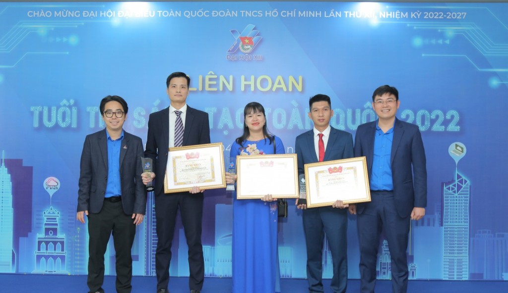 Đồng chí Phạm Đăng An, Bí thư Đoàn Thanh niên Tập đoàn chúc mừng các tác giả được vinh danh