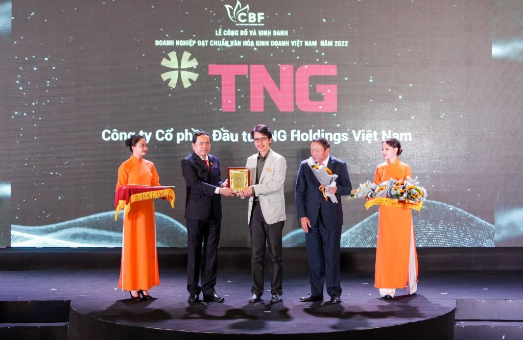 Đại diện TNG Holdings Vietnam nhận bằng khen từ ban tổ chức