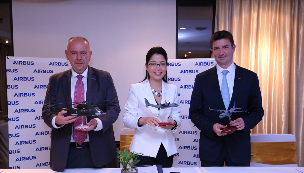 Ông Johan Pelissier, Tổng Giám đốc phụ trách mảng Quốc phòng và Không gian vũ trụ của Airbus tại khu vực châu Á - Thái Bình Dương Bà Hoàng Tri Mai, Tổng Giám đốc Airbus Việt Nam Ông Fabrice Rochereau, Tổng giám đốc Kinh doanh và Tiếp thị phụ trách mảng máy bay trực thăng của Airbus 