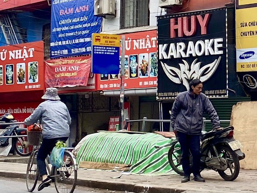 Hàng loạt nhà chờ xe buýt bị chiếm dụng, nhếch nhác, mất mỹ quan đô thị