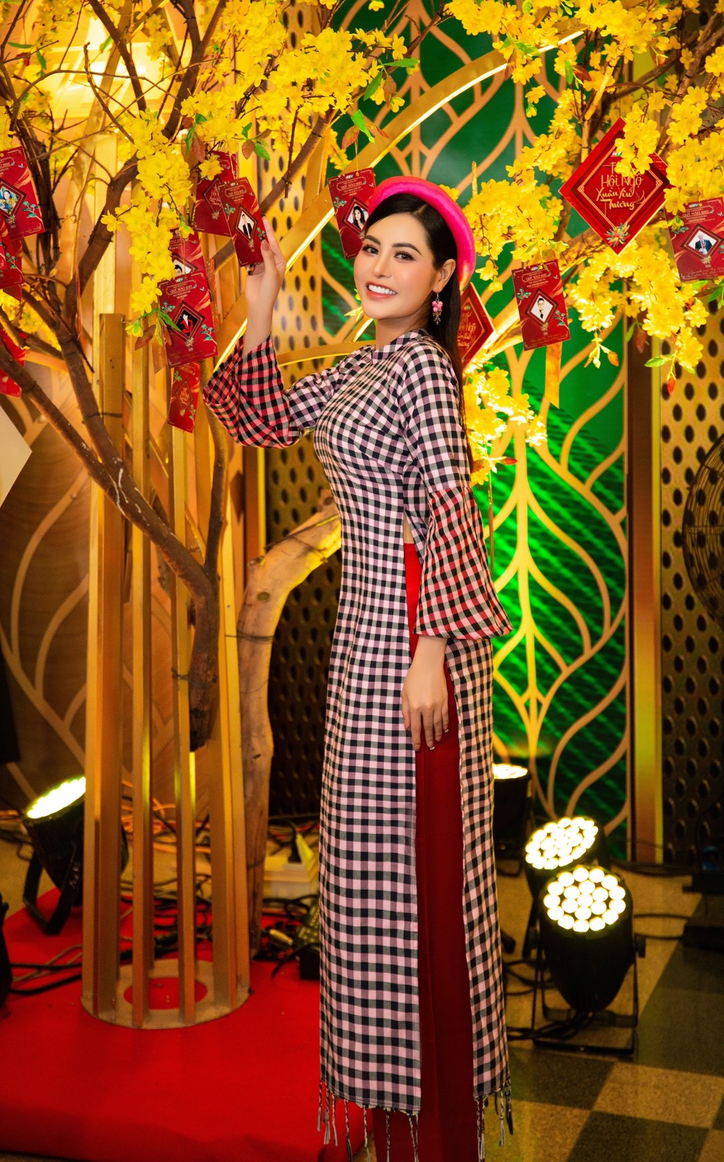 Hoa hậu Di Khả Hân mặc áo dài nền nã ghi hình chương trình Tết