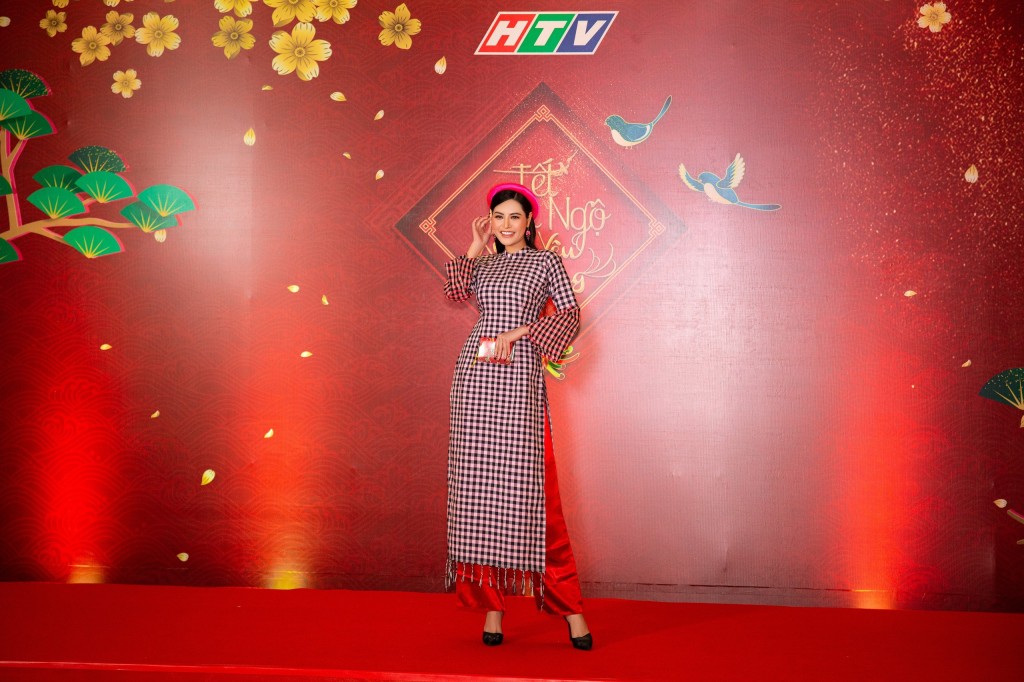 Hoa hậu Di Khả Hân mặc áo dài nền nã ghi hình chương trình Tết