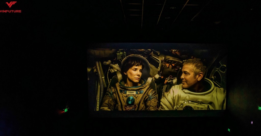 2 tượng đài phim viễn tưởng Hollywood Sandra Bullock và George Clooney tái xuất trong bom tấn Gravity đang được công chiếu tại tuần lễ VinFuture cho đến hết ngày 11/12