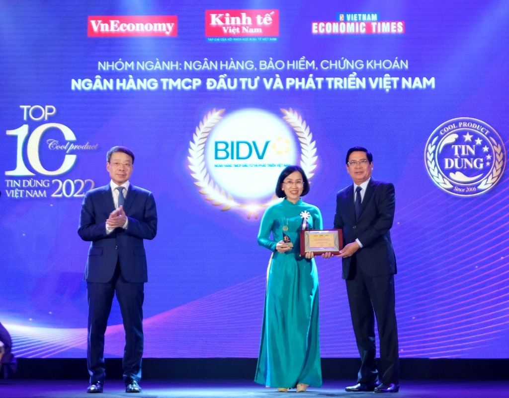Bà Phan Thị Thanh Nhàn – Giám đốc Trung tâm thẻ - đại diện BIDV nhận giải thưởng dành cho “Giải pháp ứng dụng xác thực Căn cước công dân Chip trong giao dịch tại ATM đa năng”.