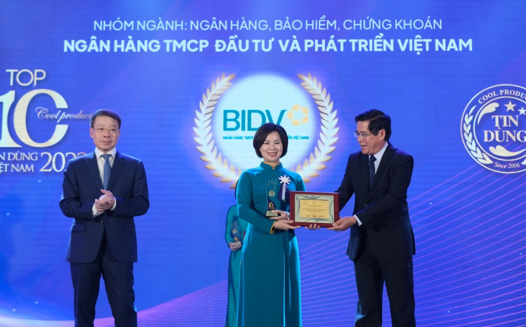 Bà Đỗ Thị Thanh Huyền – Giám đốc Ban Chính sách sản phẩm bán buôn – đại diện BIDV nhận giải thưởng dành cho sản phẩm “BIDV iBank – Ngân hàng số dành cho khách hàng doanh nghiệp”.