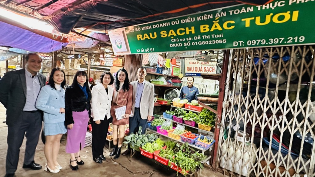 Một quầy rau sạch trong buổi lễ gắn biển 