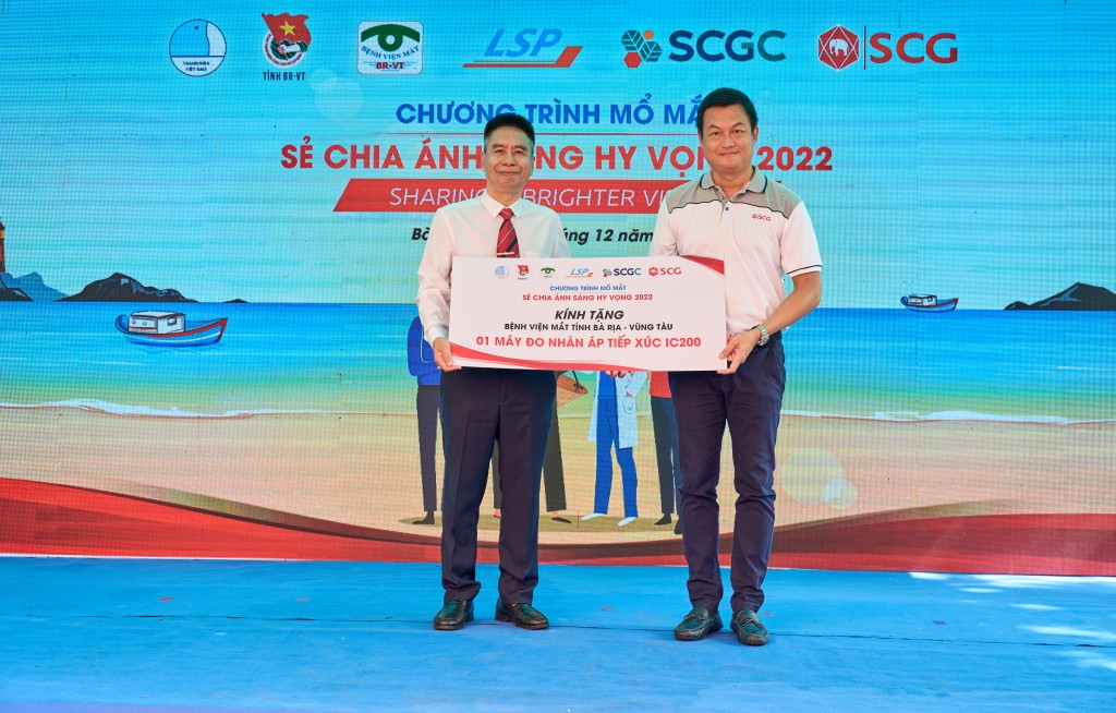 Ông Praween Wirotpan - Giám đốc đối ngoại Công ty TNHH SCG Việt Nam trao tặng trang thiết bị y tế cho Bệnh viện Mắt Bà Rịa - Vũng Tàu