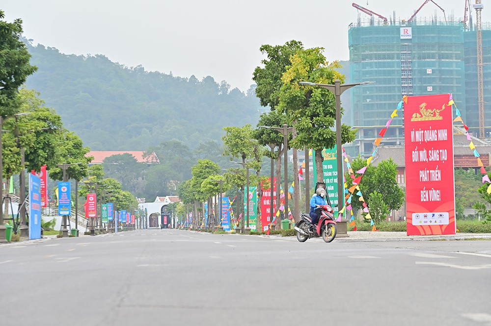 Dọc tuyến đường dẫn vào nơi tổ chức lễ khai mạc được trang trí bằng pano, biểu ngữ kỳ vọng kỳ Đại hội thể dục thể thao do Quảng Ninh tổ chức diễn ra thành công.