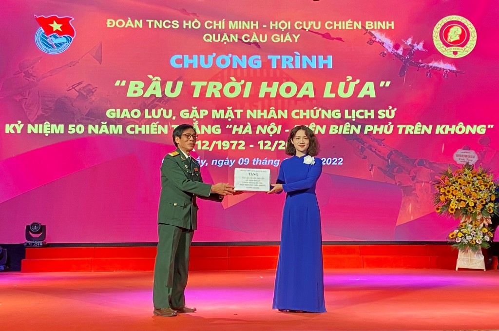 Đồng chí Lê Thị Thu Trang, Bí thư Quận đoàn - đại diện thế hệ trẻ quận Cầu Giấy đón nhận món quà từ Hội Cựu chiến binh quận