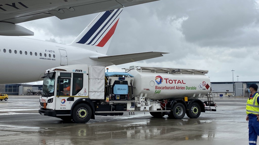 Áp lực khan hiếm nhiên liệu, giảm phát thải đè nặng thị trường hàng không