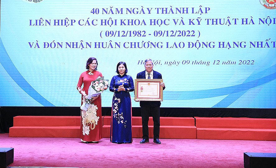 Phó Bí thư Thường trực Thành ủy Hà Nội Nguyễn Thị Tuyến trao Huân chương Lao động hạng Nhất tặng Liên hiệp các Hội Khoa học và Kỹ thuật Hà Nội