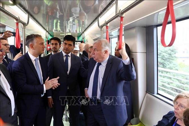 Chủ tịch Thượng viện Cộng hòa Pháp Gérard Larcher tham quan tuyến đường sắt đô thị số 3. Ảnh: Phạm Kiên/TTXVN