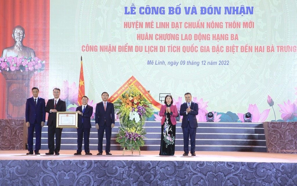 Lãnh đạo thành phố Hà Nội tăng hoa chúc mừng huyện Mê Linh