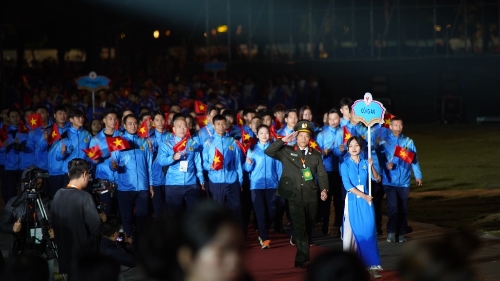 Đoàn thể thao Công  diễu hành qua khán đài.