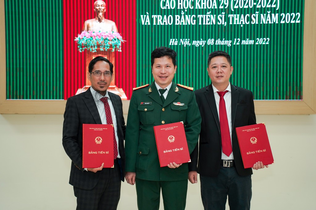 Từ trái sang: Tiến sĩ thẩm mỹ Lê Tôn Dũng, Tiến sĩ thẩm mỹ Tống Hải, Tiến sĩ thẩm mỹ Đặng Xuân Quang