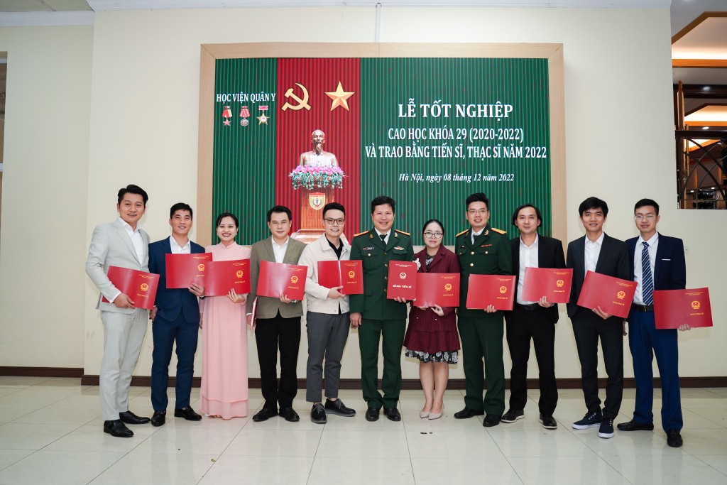 Tiến sĩ thẩm mỹ, bác sĩ Tống Hải (mặc quân phục, đứng thứ 6 từ trái sang) chụp ảnh cùng các tân thạc sĩ