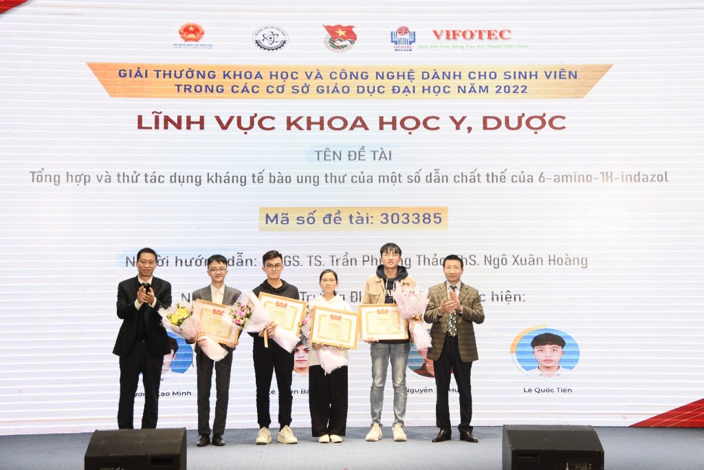 Trao giải và tôn vinh những sinh viên tài năng trong nghiên cứu khoa học