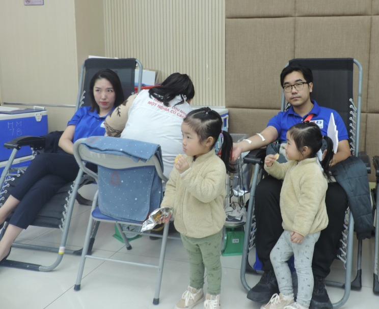 Vợ chồng anh Hồng Vinh mang theo hai cô con gái nhỏ đến hiến máu tình nguyện