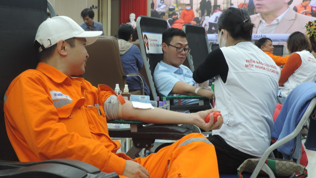 Người trẻ EVNHANOI rộn ràng đi hiến máu tình nguyện