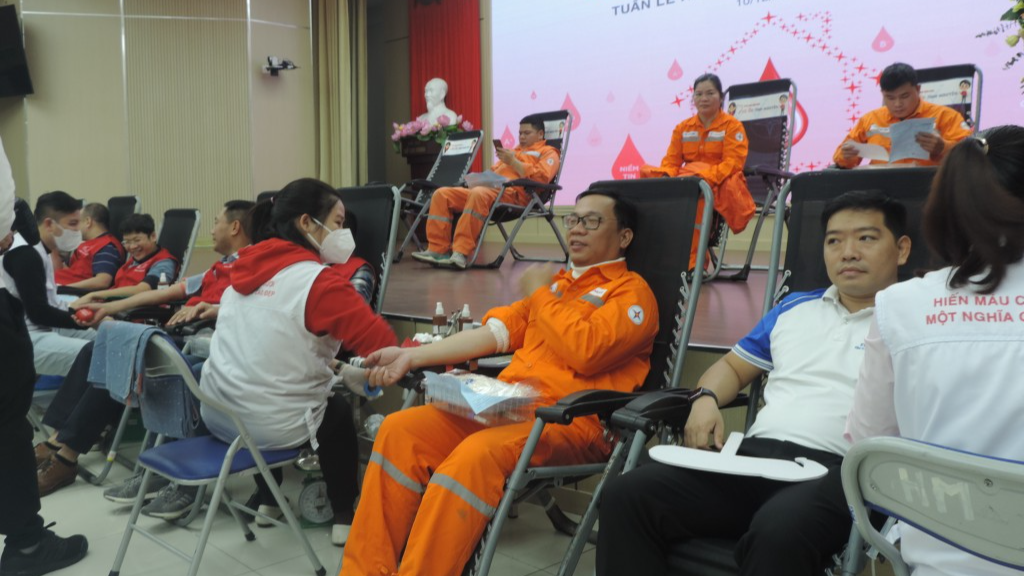 Đông đảo cán bộ, công nhân viên EVNHANOI tham gia hiến máu 