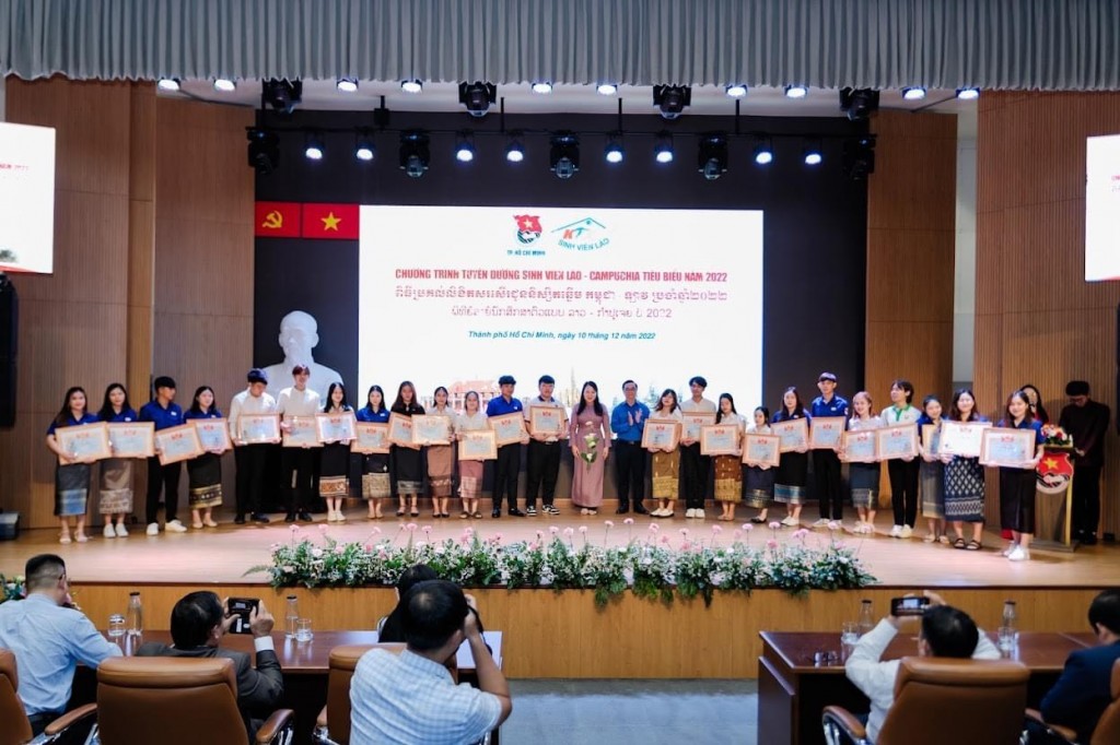 Nhiều sinh viên Lào, Campuchia vinh dự nhận giải thưởng sinh viên tiêu biểu năm 2022