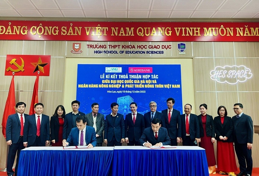 Phó Giám đốc ĐHQGHN, PGS.TS Phạm Bảo Sơn và Phó Tổng Giám đốc Agribank Trần Văn Dự thực hiện ký kết