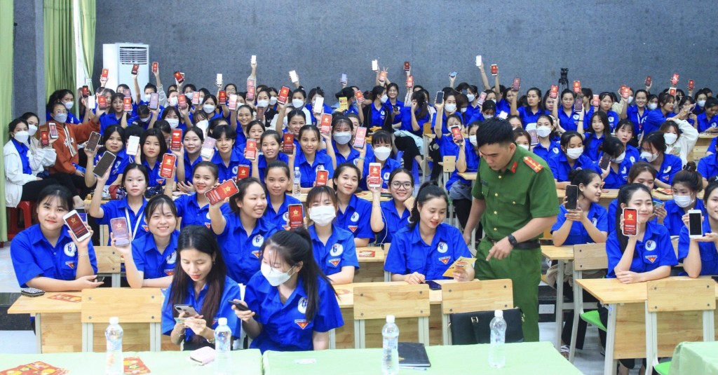 Công an tỉnh Khánh Hòa hướng dẫn kích hoạt định danh điện tử và cài ứng dụng VNeID cho sinh viên trường Cao đẳng Sư phạm Trung ương - Nha Trang (Ảnh H.Quảng)