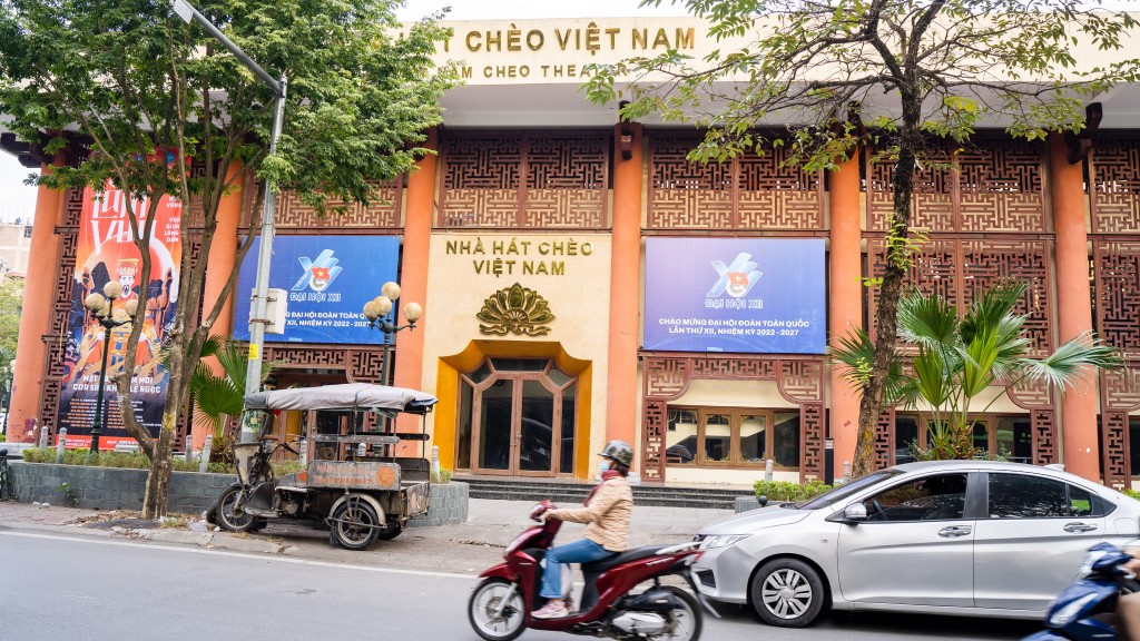 Nhà hát chèo Việt Nam treo 2 pano ngay tại cổng vào trên phố Giang Văn Minh