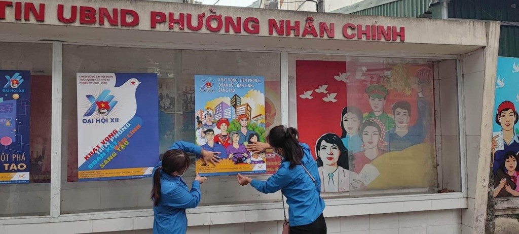 Đoàn viên phường Nhân Chính dán poster đại hội trên bảng tin phường