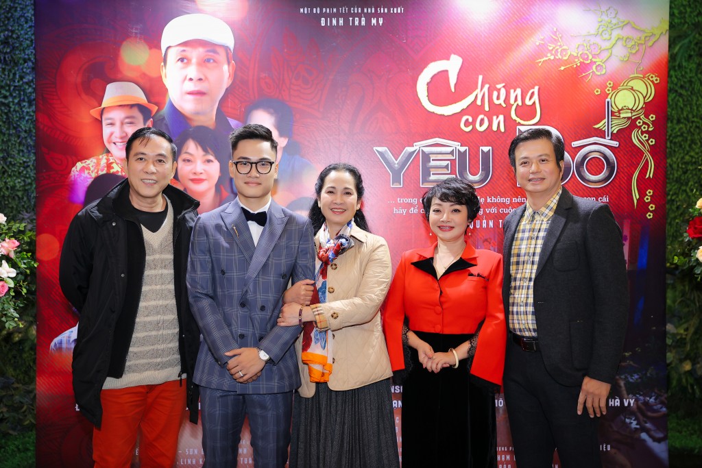 Các nghệ sĩ trong buổi ra mắt phim tại Hà Nội