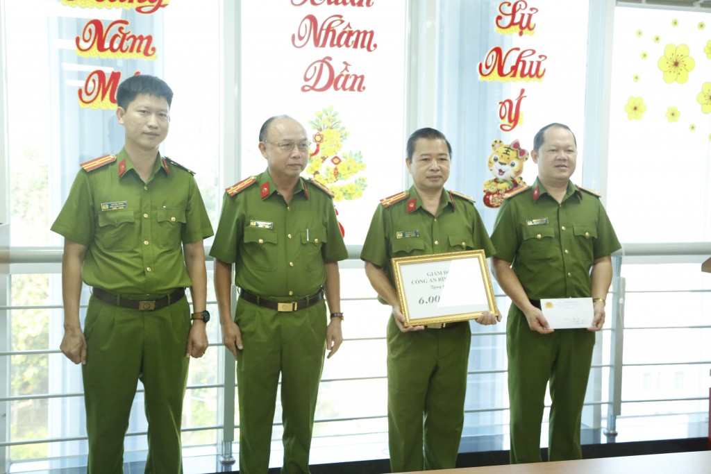 đại tá Trần Văn Chính, Phó Giám đốc, Thủ trưởng Cơ quan Cảnh sát điều tra Công an tỉnh Bình Dương đã trao thưởng 6 triệu đồng cho phòng Cảnh sát điều tra tội phạm về tham nhũng, kinh tế, buôn lậu và Công an TP Thủ Dầu Một