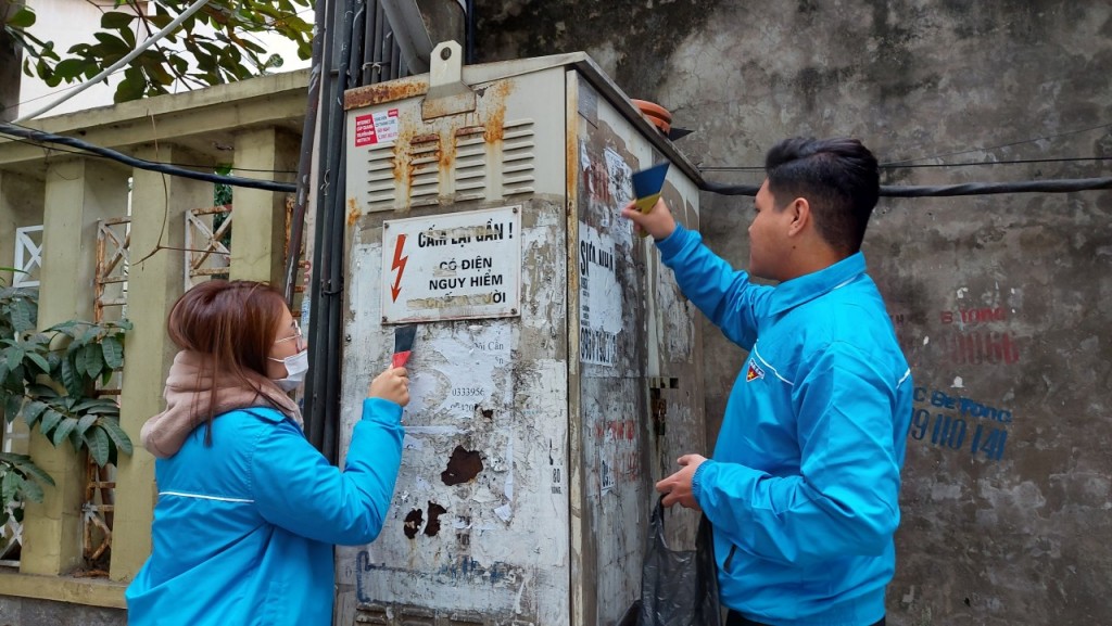 Đoàn viên thanh niên phường bóc gỡ biển quảng cáo trên trụ điện