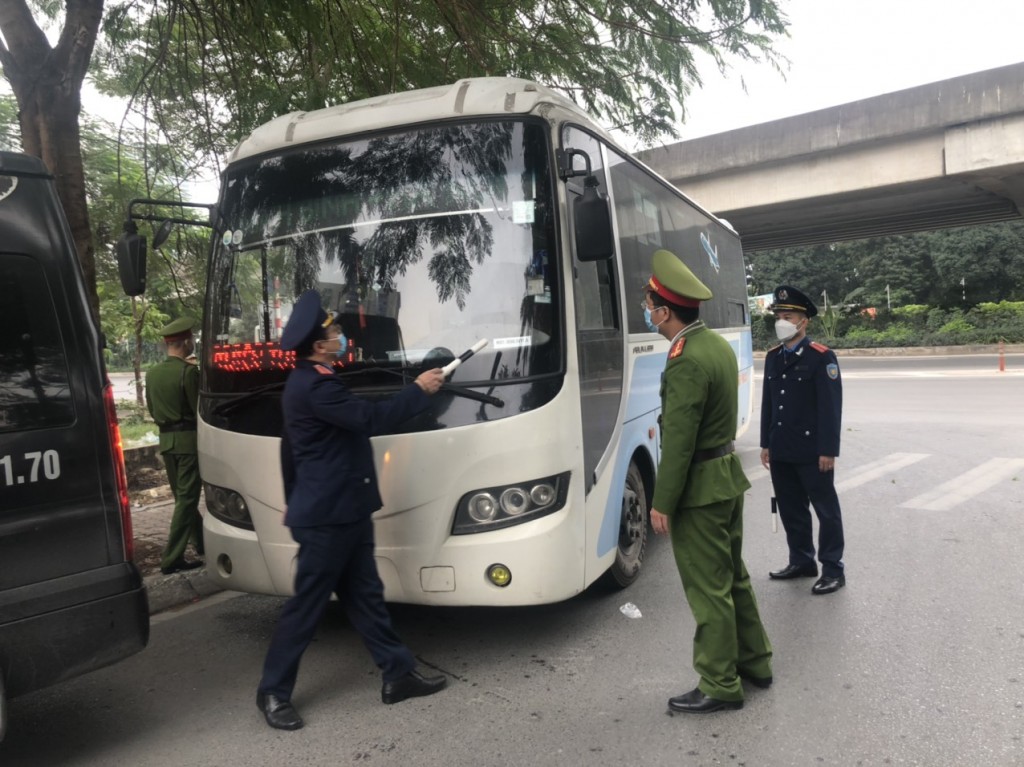 Lực lượng chức năng quận Cầu Giấy xử lý trường hợp xe vi phạm Luật Giao thông đường bộ