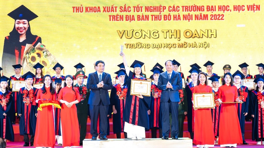 Vương Thị Oanh được vinh danh là thủ khoa xuất sắc