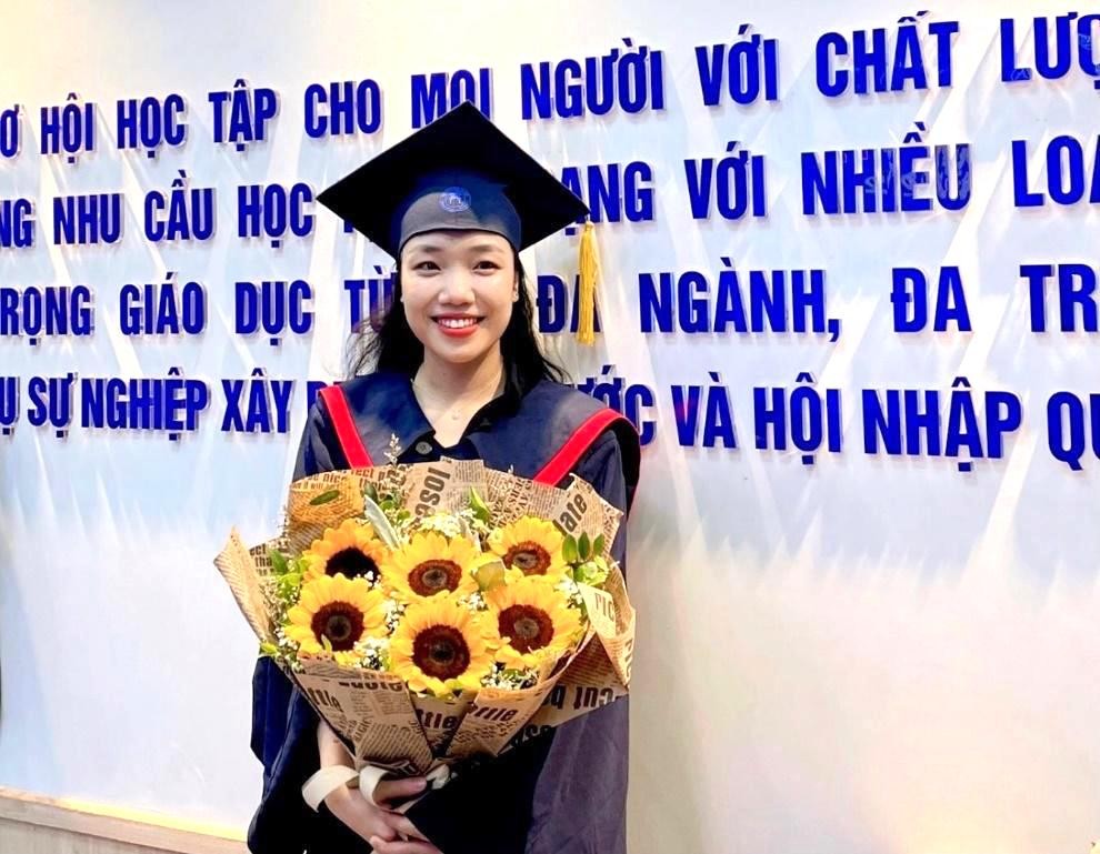 Oanh rạng rỡ, hạnh phúc trong ngày đón nhận tấm bằng tốt nghiệp tại trường Đại học Mở Hà Nội