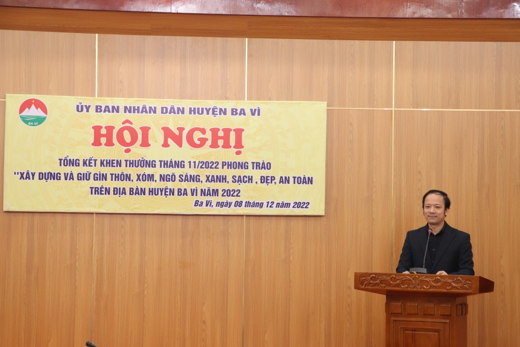 Đồng chí Nguyễn Đức Anh - Phó Chủ tịch UBND huyện phát biểu tại hội nghị