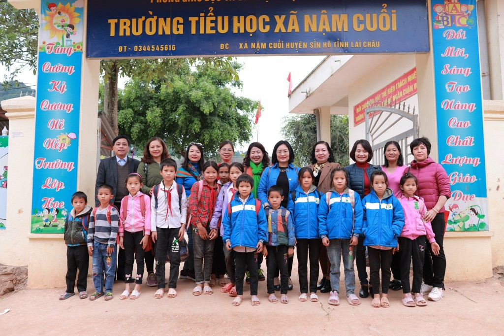 “Đông ấm áp - Tết an lành” đến với học sinh Lai Châu