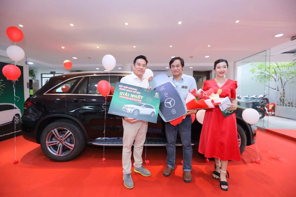  Anh Huỳnh Công Khanh sinh sống tại TP HCM vừa may mắn trở thành khách hàng đầu tiên trúng thưởng xe sang - Mercedes-Benz GLC 200