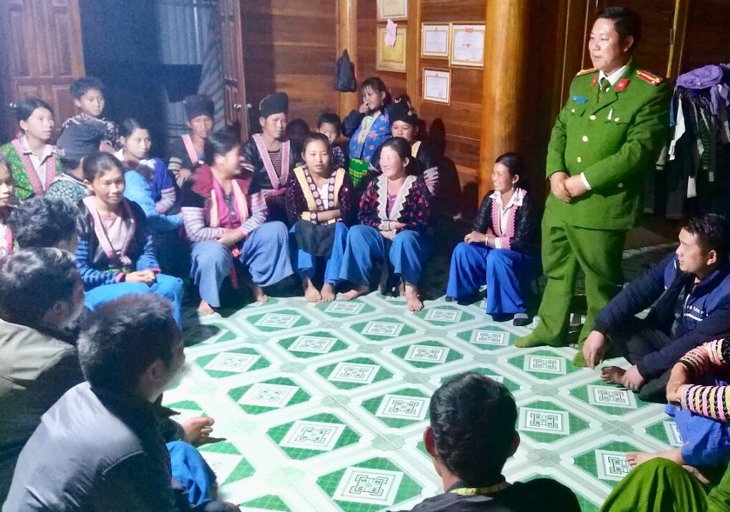 Trung úy Lý Phùy Chóng tuyên truyền vận động bà con xã Tà Tổng chung tay cùng lực lượng công an đấu tranh phòng chống các loại tội phạm.
