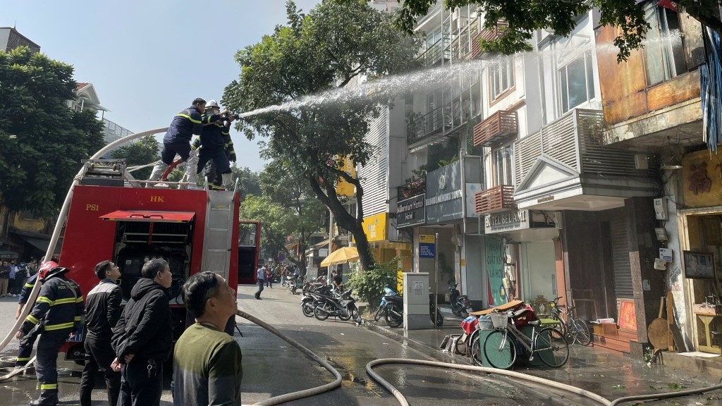 Hà Nội: Dập tắt đám cháy trên phố Hàng Bông