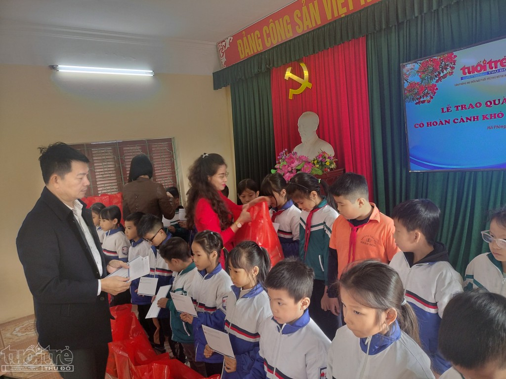 Lãnh đạo Công ty Minh Phương và Văn phòng Báo Tuổi trẻ Thủ đô tại Hải Phòng trao quà cho các học sinh trưởng Tiểu học Nhân Hoà