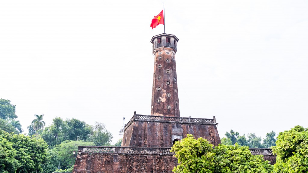 Những ngày này năm xưa, màu cờ nhuộm màu máu của những người đã anh dũng hy sinh để mang lại bình yên cho Thủ đô. Giờ đây, Quốc kỳ, Đảng kỳ tung bay trong gió như khí phách hiên ngang, không chùn bước trước khó khăn, bom đạn của các thế hệ cha anh